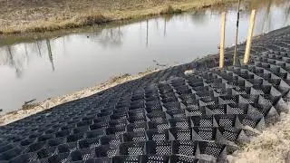 Интересное укрепление берега.