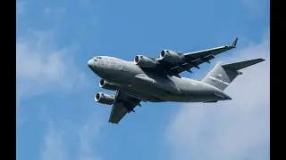 Военно-транспортный самолет США Boeing C-17 Globemaster III приземляется. 