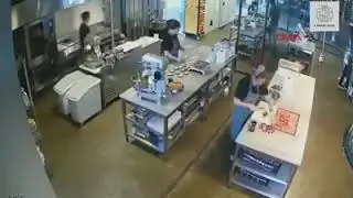 Pamje gjate termetit brenda nje kuzhine restoranti ne Turqi.. 😱