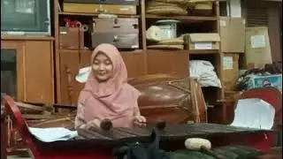 MBAK AISYAH BELAJAR MEMAINKAN RICIKAN GAMBANG