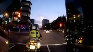 Brûler un feu rouge devant la police !