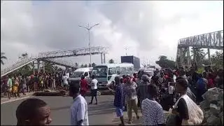 Cidade da Beira, Sofala, bloquearam estrada em protesto contra a falta de reposição da ponte pedonal