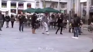 Cristiano Ronaldo kılık değiştiriyor kalabalık meydanda top oynuyor
