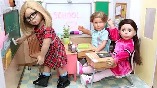 Doll friends are back to school and explore the classroom! Play Dolls story