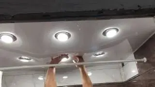 Слив воды с натяжного потолка