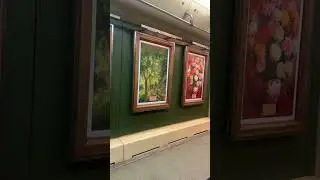 Вагон в метро с картинами.