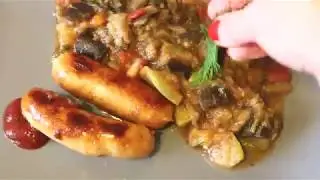 Жареные колбаски с рагу