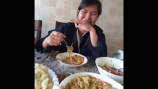 Mukbang ng pansit hehehe so yummy 😋