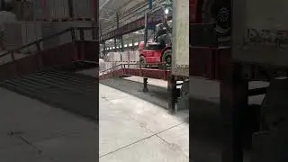 Погрузчик заезжает на ФУРУ 
