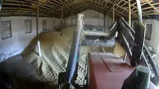 Буртование зерна на складах.