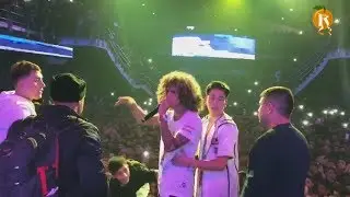 Jon Z bota a la seguridad de la tarima cuando quisieron bajar a sus fans