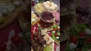 Новогодний стол. Оливье обязательно! 😀