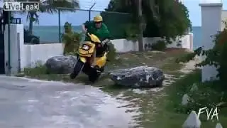 Толстый упал смешно с мопеда