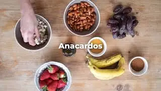 Receta EatBiotiful: Tarta de plátano, frutos rojos y dátiles