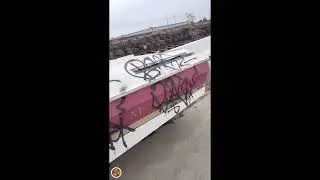 Я нашел выброшенную лодку на улице в San Diego