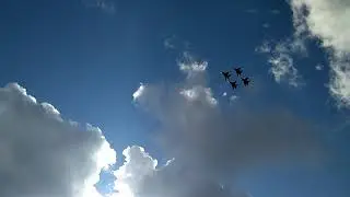 Russian fighters MIG-29 в Казани, Русские истребители миг-29 совершают пролёт на низкой высоте.