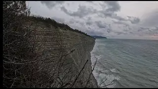 Идем к морю по отвесным скалам