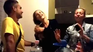 Удивительные песнопения под смартфон.