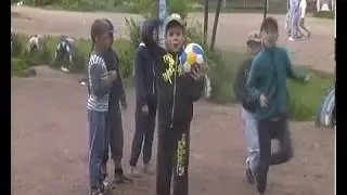Ребята играют в футбол