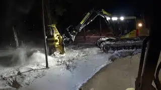 Канадская валочно-пакетирующая машина Tigercat 870C убирает лес в ночную смену