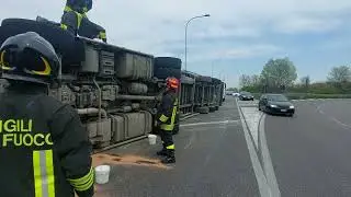 Paura in rotatoria, camion si ribalta e si schianta sul guard rail