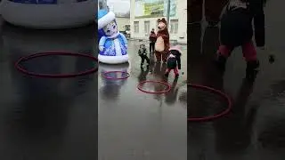 Кидаем мячики в мишку и чебурашку 