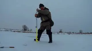 айДабур сверлит мокрый лед