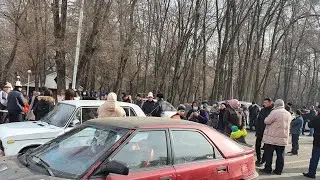 КЫРГЫЗСТАН ОШ ШАХРИДА КУТИЛМАГАН ОДАМЛАР ТУПЛАНДИ (Охунов тв)
