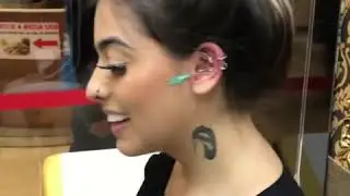 Mc Mirella furando a orelha