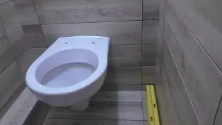 Вырезаем отверстия для подвесного унитаза.