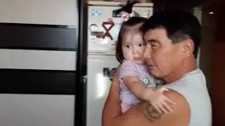 внучка и дед танцуют