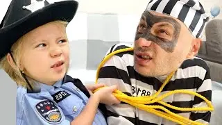 Ника и папа весело играют в полицию