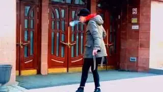 Прохожие ее не видят! Кто она? )))))))