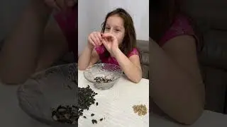 чистит семечки для мамы ❤️. 15.12.2021