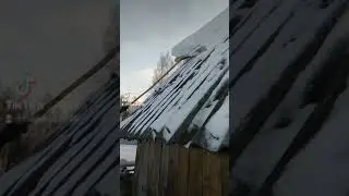 запорошило снегом дома. мы деревенские.