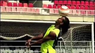 Ronaldinho'nun kale direğiyle paslaştığı efsane antrenman görüntüsü...