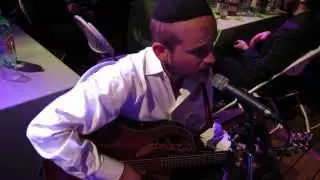 Eli Beer Performing at Ellush Spitzer Vach Nacht, Ve'Yihu Rachamechu