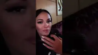В ЮБКЕ И КОЛГОТКАХ МИЛАЯ БРЮНЕТКА ИСПОЛНЯЕТ ПЕСНИ МАКСИМ