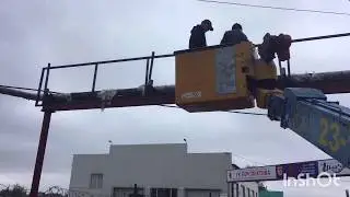 Аренда АГП. Автовышка Aichi SH 140 на базе Mitsubishi Canter. Монтаж рекламы