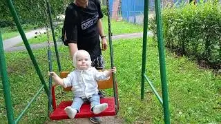 Марк первый раз качается на качелях