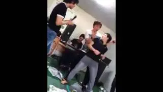 Party tra ragazzi orientali...senza parole