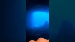 нырнул в пещеру используя камень