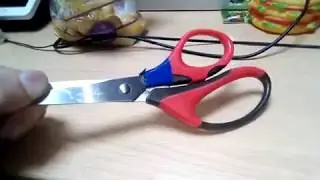 Ножницы и синяя изолента