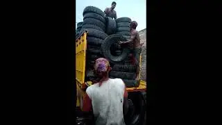 detik detik ban truk terlempar