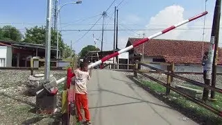 Menjadi Penjaga Perlintasan Kereta Api Liar Debong Tegal