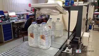 Термоупаковочная машина ТМ-1А с поворотным транспортером. Упаковка ПЭТ бутылок 5л.