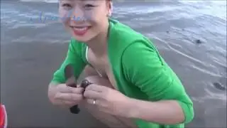 Vietnamese traditional fishing_Beautiful girl fishing at Quang Ninh#01