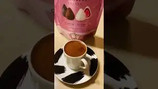 Yağmurlu cumartesi gününe iyi gelecek şey türk kahvesi eşliğinde tatlı çilekli çikolata olur.🍫🥰☕️