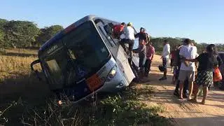 ônibus que tombou.