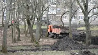 КАМАЗ 43118 буксует в грязи на подъёме